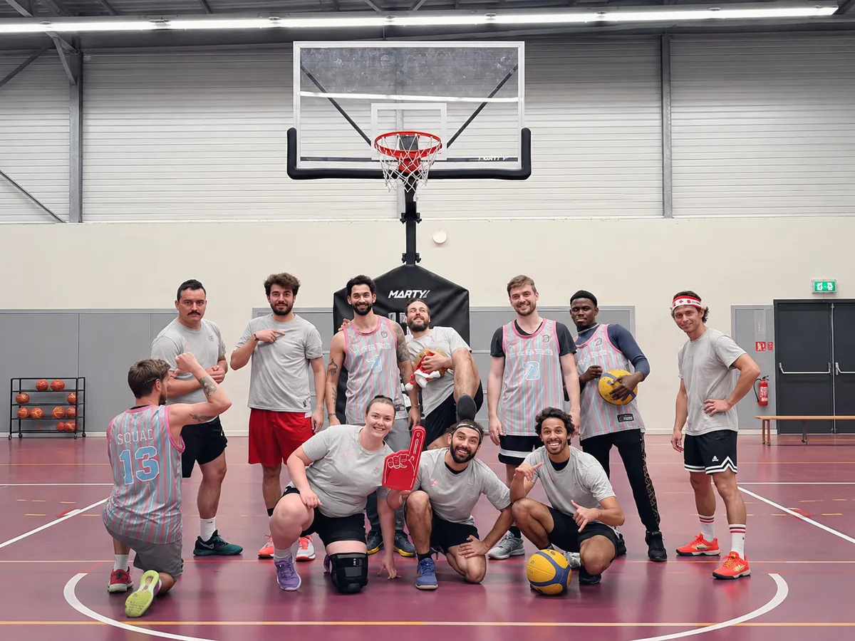 Le groupe BAB3X3 réuni sous le panier d’un gymnase, ballons à la main.