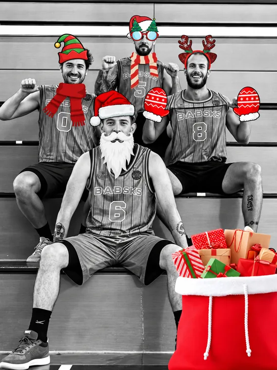 Quatre joueurs de BAB3X3 en bonnets et accessoires de Noël, avec une hotte de cadeaux.