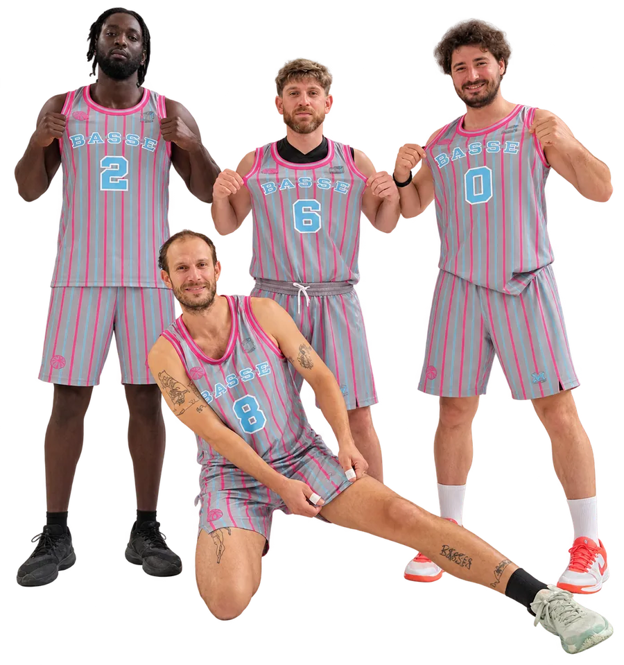 Quatre joueurs de BAB3X3 en maillot rayé rose et bleu, sur un terrain au coucher du soleil.